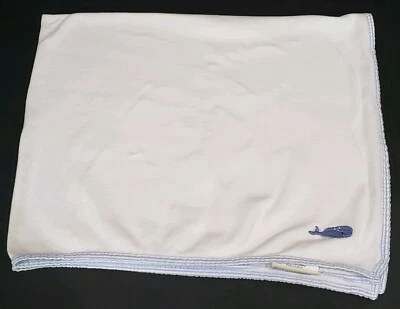Manta de seguridad para bebé Pottery Barn Kids Whale Seersucker Edge blanca y azul PBK Foto 1 de 4