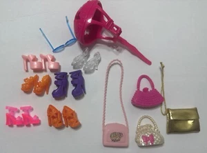 LOTE de accesorios para muñecas Barbie zapatos casco de bicicleta gafas de sol cartera mixta excelente - Imagen 1 de 4