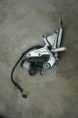 22 HONDA CBR 1000RR JUEGO TRASERO DERECHO FRENO Y CILINDRO MAESTRO E-3708 Foto 1 de 4