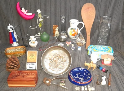 LOT BROCANTE FOND DE TIROIR VITRINE dont pichet, ancien moule gâteau, briquets - Photo 1/4