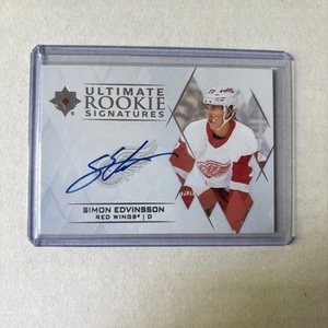 2023-24 Utlimate Rookie Signatures Simon Edvinsson #URS-SE Red Wings (RC) - Bild 1 von 2