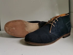 BOTAS CHUKKA H BY HUDSON UK 8 EU 42 PARA HOMBRE AZUL MARINO GAMUZA REAL CUERO AL TOBILLO CHELSEA - Imagen 1 de 16