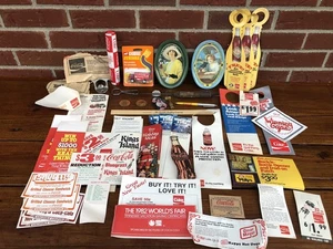 Verschiedene Coca-Cola Werbeartikel, Spielzeug LKW. Flaschenöffner, Münzen, Papier - Bild 1 von 2