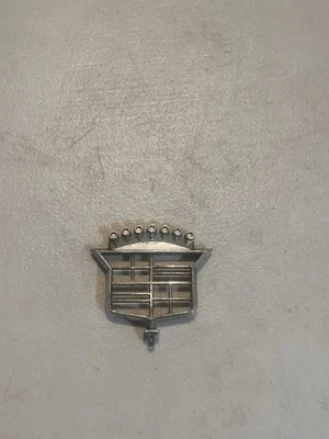 Cadillac Deville D'elegance 1974-76 capó esqueleto adorno escudo emblema OEM Foto 1 de 4