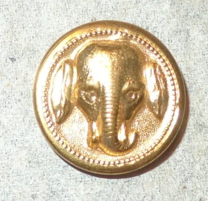 BOTTONE ELEFANTE METALLO VINTAGE VECCHIO O MODERNO RIALZATO 3D COLOR ORO LARGO 1 POLLICE - Foto 1 di 3
