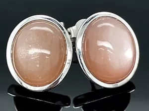 SCHMUCKJAGD OHRSTECKER AUS 925/-SILBER RHOD. MIT MONDSTEIN PEACH SILBERZEIT - Bild 1 von 4