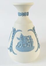 Wedgwood Blau auf Weiß Jasperware Vase Muses Bewässerung Pegasus