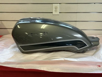 Tanque de gasolina Honda GL650 1983 Silver Wing # 175A1-ME2-000ZB nuevo en caja original Foto 1 de 4