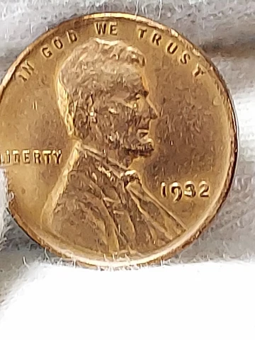 1932- Red  LINCOLN CENT- Stunning eye appeal  F/20 Cover