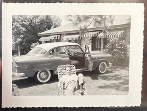 Foto instantánea ~ Hombre sentado en sillón y Buick Riviera 1953 automático ~ Nueva Orleans LA - Imagen 1 de 5