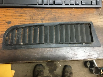 79-81 YAMAHA EXCEL V 540 HOOD SHROUD LH LOUVER - Image 1 of 2