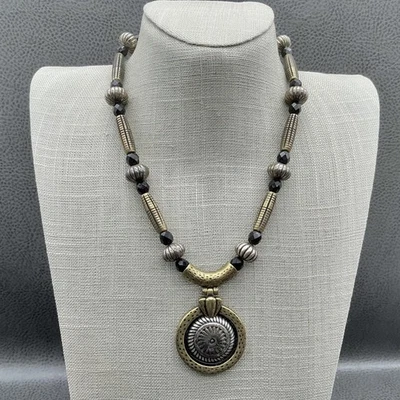 Colar Chicos declaração medalhão pingente feminino metal misto contas pretas 18" - Imagem 1 de 4