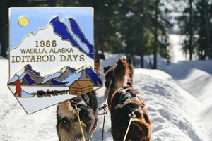 1986 Alaska Iditarod Pin Iditarod Days Wasilla Alaska cabina trineo perros Huskie - Imagen 1 de 5