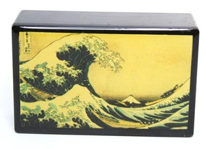 Caja de fósforos lacada de plástico negro vintage - Pintura "Hokusai bajo la ola" - Imagen 1 de 4