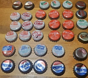Lotto 36 PRODOTTI TAPPI BOTTIGLIA COCA-COLA & COKE, Pepsi, Mountain Dew, ecc. vintage - Foto 1 di 5