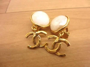Pendientes oscilantes vintage 95P Chanel logotipo marca coco perla oro grande de JP - Imagen 1 de 24