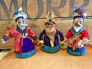 3 weise Männer gemischte Medien Kunstpuppen EICHE Barbara Koppang SELTSAMSTE GÖTTIN - Bild 1 von 12