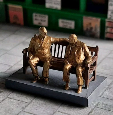 OO GAUGE SIR WINSTON CHURCHILL & FRANKLIN D ROOSEVELT STATUE MODEL WORLD WAR II - Image 1 of 4