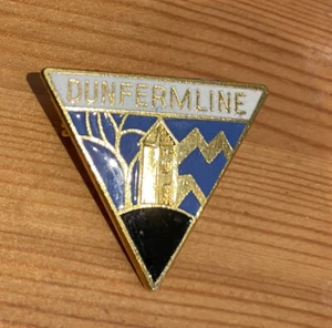 DUNFERMLINE - RARE VINTAGE ENAMEL COFFER BADGE/PIN 70's - Picture 1 of 3