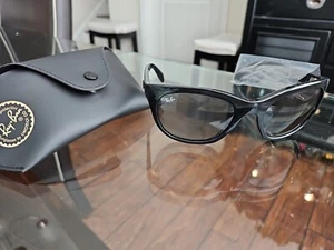 Gafas de sol Ray Ban negro/gris degradado RB4216 601/11 56 ¡NUEVAS EN CAJA! ¡Auténtico! - Imagen 1 de 6