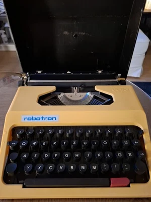 Reiseschreibmaschine Robotron Cella DDR Vintage,  im Koffer Ostalgie - Bild 1 von 4