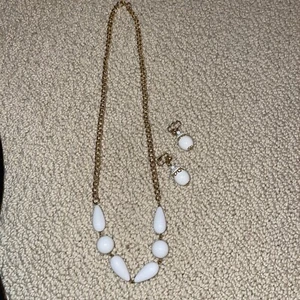 Vintage Station Necklace White Lucite & Gold Tone Clip On Earrings Hong Kong - Picture 1 of 5
