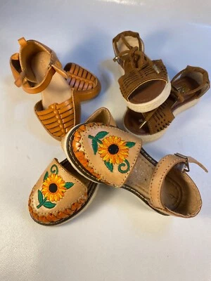 Lote Sandalias Niñas Pequeñas: un par de 4 y 2 pares de 5 Old Navy y otras marcas Foto 1 de 4