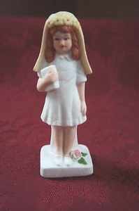 FIGURA PEQUEÑA ""LEGO"" DE CERÁMICA DE COLECCIÓN: COMUNIÓN DE NIÑAS - Imagen 1 de 1