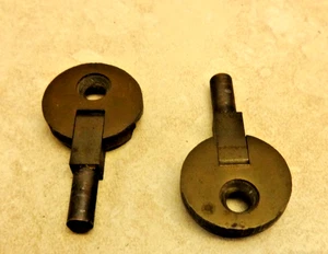 2 Singer Nähmaschinenschrank Scharniere 1 Loch Banjo Lutscher Modell 15, 66, 127 - Bild 1 von 1