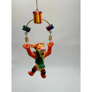 Hallmark Andenken Tigger mit Geschenken Winnie Puuh Weihnachtsschmuck ohne Box - Bild 1 von 5