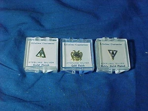 3 PINS DE SOLAPA ESTERLINA MASÓNICA Lodge de colección sin usar, en caja - grado 32, etc. - Imagen 1 de 3