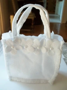 6 White Felt Flowers & Pearls on 6x3x6" Party Gift Wedding Shower Bags w/ Handle - Picture 1 of 3