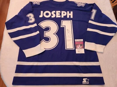 Camiseta con licencia firmada por CURTIS JOSEPH HOJAS DE ARCE CERTIFICADO DE AUTENTICIDAD JSA TALLA XL Foto 1 de 4