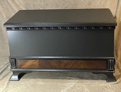 Vintage Art Deco Cedar Storage Chest - Image 1 of 4