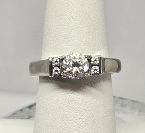 Anillo de compromiso de diamantes simulados para mujer de plata de ley talla 7 - Imagen 1 de 5