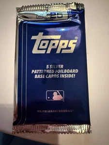 2025 TOPPS SERIES 2 FACTORY SEALED SILVER PATTERNED FOILBOARD 5 CARD PACK RARE - Picture 1 of 2