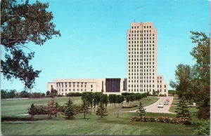postcard Bismarck, North Dakota - State Capitol - Picture 1 of 2