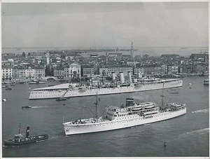 ITALIE c. 1937 - Navires Militaires Anglais Matelots Bassin St Marc - DIV 9851 - Picture 1 of 2
