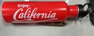 Vaso rojo de 28 onzas “Enjoy California” con tapa, pajita y mango - Imagen 1 de 5