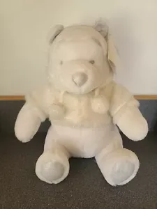 Vintage Winnie Puuh Plüsch - Schneeflockenfreunde Disney Store exklusiv - 12 Zoll Neu mit Etikett - Bild 1 von 7