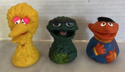 Marionetas de dedo de goma Big Bird Oscar Earnie de Sesame Street Muppets de colección de los años 70 Foto 1 de 4