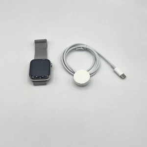Apple Watch Series 7 45 mm acier inoxydable argenté avec bracelet milanais argenté - Photo 1 sur 6