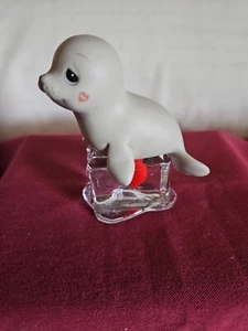 PRECIOUS MOMENTS FIGUR "SEALED WITH A KISS" 2002 MITGLIEDSCHAFTSSIEGEL AUF EIS, KISS - Bild 1 von 5