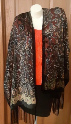 Mantón bufanda de terciopelo negro Burnout con diseño floral dorado y plateado y flecos Foto 1 de 4