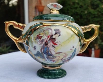 Spieluhr " Beauties of the Red Mansion " Musik:  Emperor' Waltz - Bild 1 von 4