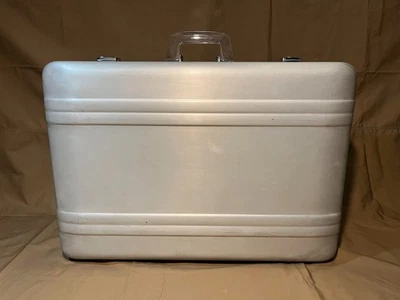 Maleta Zero Halliburton Larg Adjunta Plateada 46×66×22cm Foto 1 de 4