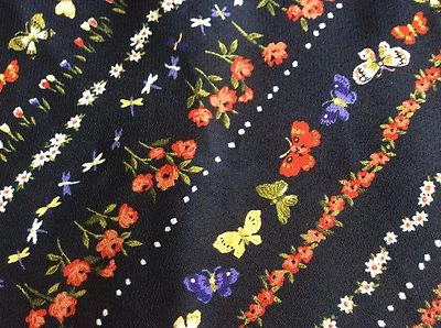 IMPRESOR INT #7133 RAYAS DIAGONALES FLORALES SOBRE AZUL MARINO TRANSPARENTE POLI-POR YARDA Foto 1 de 4