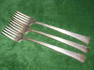 3 Matching International Rogers DeLuxe Plate "Gracious" Silverplate Grille Forks - Picture 1 of 6