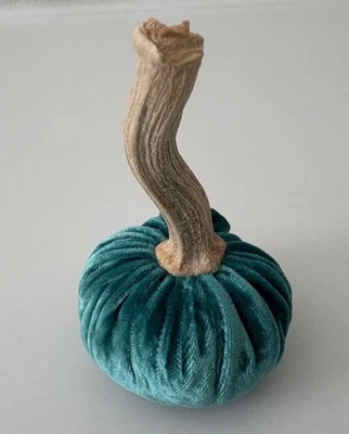 Pequeña felpa terciopelo verde azulado calabaza temporada otoño acción de gracias decoración con tallo seco Foto 1 de 4