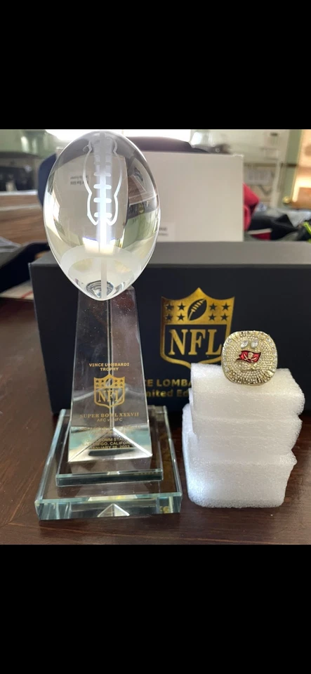 Tampa bay Buccaneers crystal Super Bowl trophy with Replica SB ring - Image 1 of 1